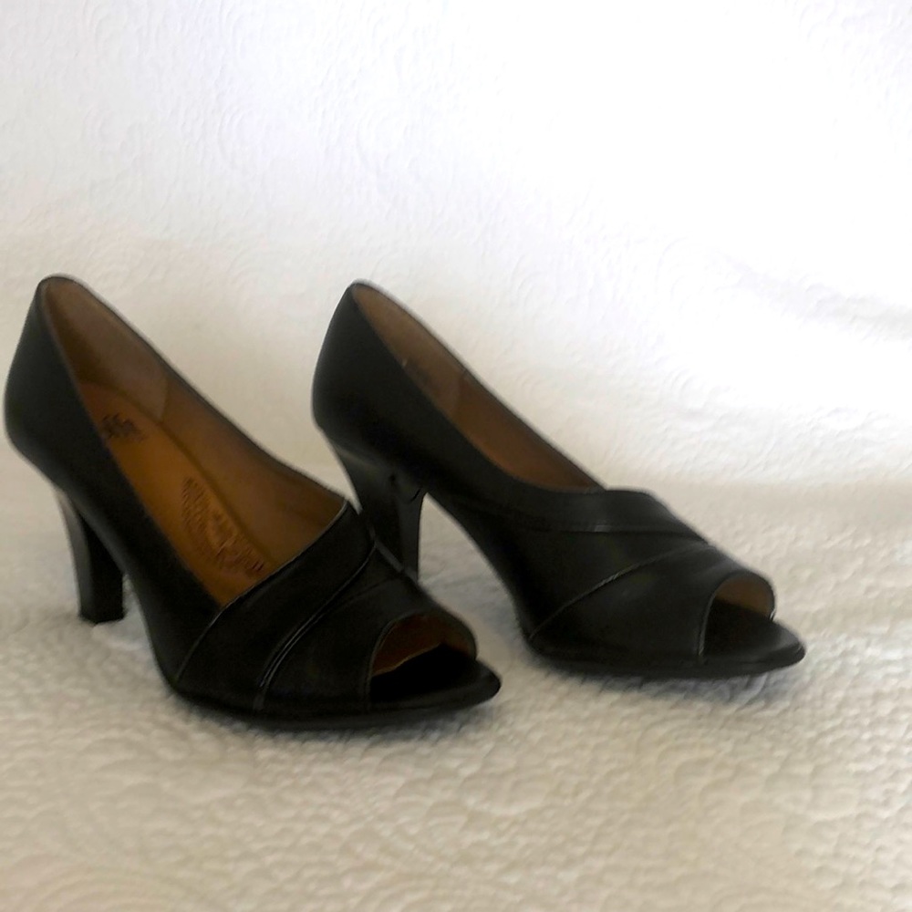 Sofft Black leather heels with detail on toe